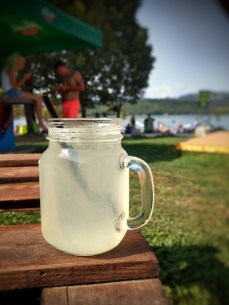 Naravna limonada za poletno osvežitev!